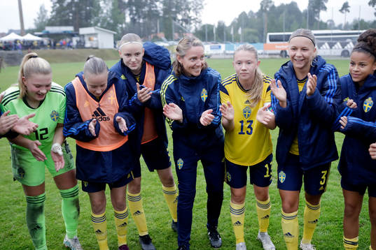 Sveriges förbundskapten Lovisa Dalby jublar med spelare
