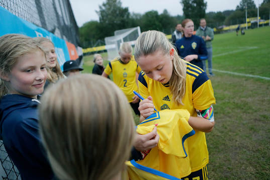 Sveriges Paula Broddner Klingspor skriver autograf