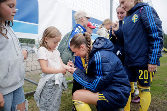 Sveriges Carmen Cernhjul  skriver autograf