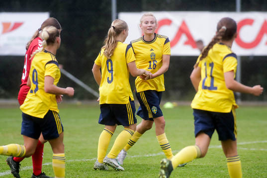 Sveriges Holly Persson jublar