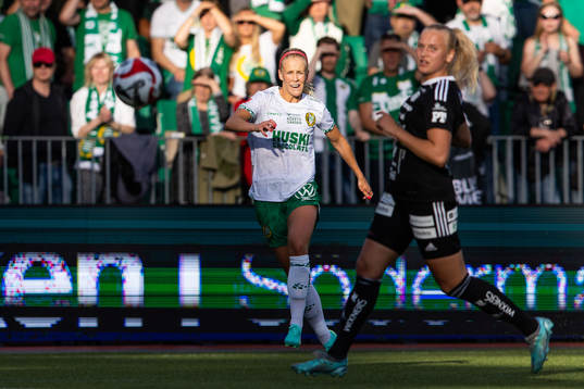 Hammarbys Adelina Engman med ett inlägg