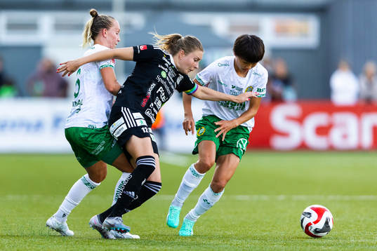 Piteås Fanny Andersson mot Hammarbys Julia Roddar och