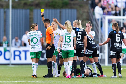Hammarbys Kyra Cooney-Cross får gult kort