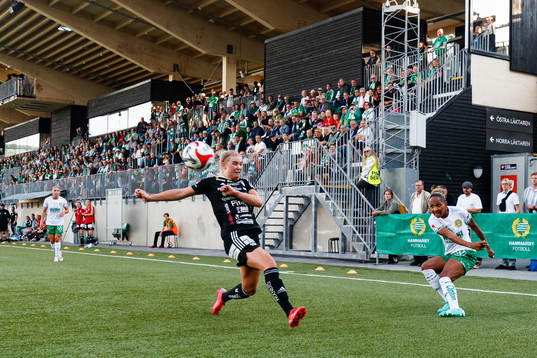 Hammarbys Madelen Janogy med ett inlägg förbi Piteås