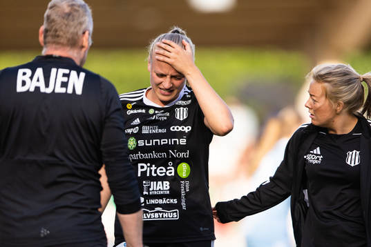 Piteås Wilma Carlsson tar sig för huvudet