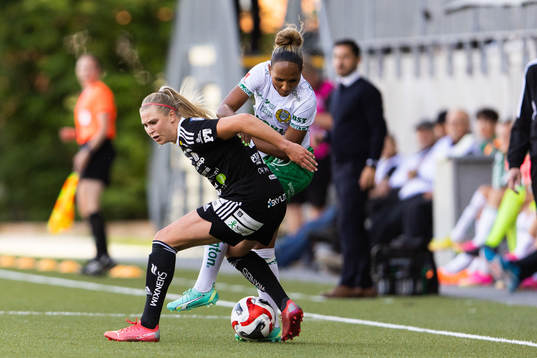 Piteås Ellen Löfqvist i kamp om bollen med Hammarbys