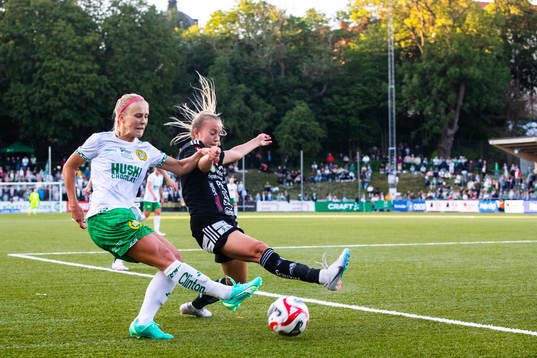 Hammarbys Adelina Engman och Piteås Sara Eriksson
