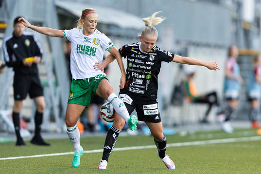 Hammarbys Adelina Engman och Piteås Tuva Skoog