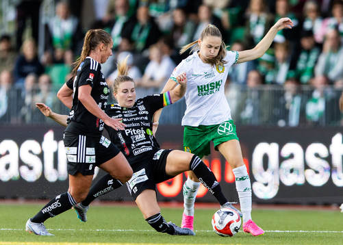 Piteås Olivia Holm och Fanny Andersson i kamp om bollen
