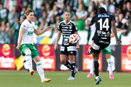 Hammarbys Hanna Folkesson och Piteås Faith Ikidi Michael