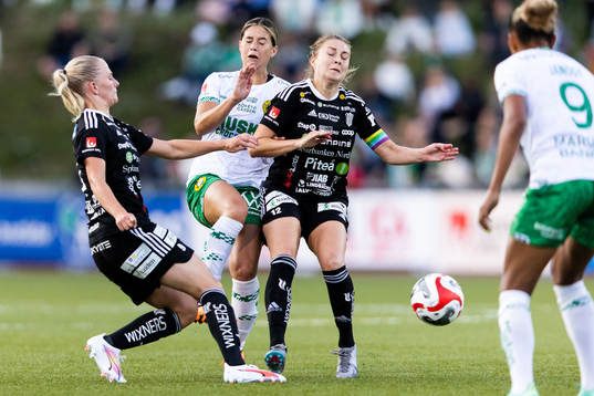 Piteås Tuva Skoog och Fanny Andersson i kamp om bollen med
