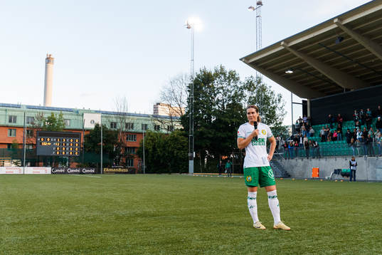 Hammarbys Hanna Folkesson tackas av