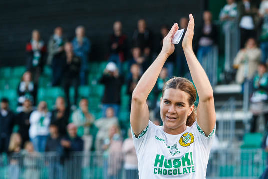 Hammarbys Hanna Folkesson tackas av