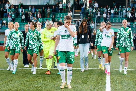 Hammarbys Hanna Folkesson tackas av