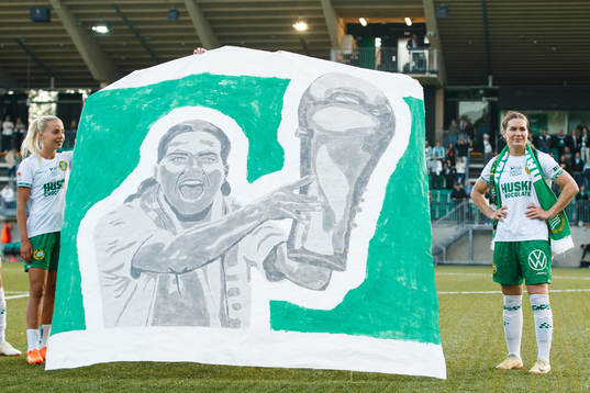 Hammarbys Hanna Folkesson tackas av