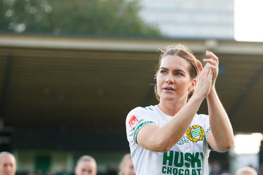 Hammarbys Hanna Folkesson tackas av