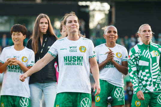 Hammarbys Hanna Folkesson tackas av