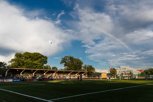 Regnbågen presenterar sig över Hammarby IP