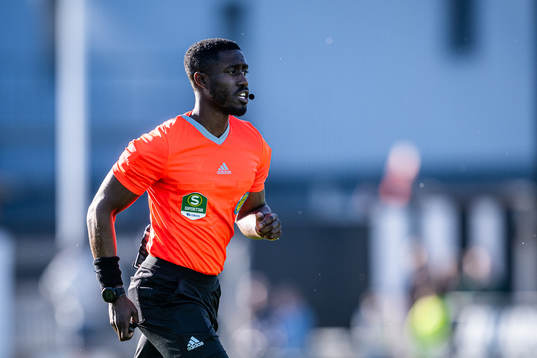 Domare Fredrik Oppong