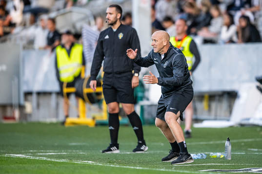 Landskronas tränare Billy Magnusson reagerar