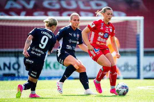 FC Rosengårds Emilia Larsson och Gudrun Arnardottir mot