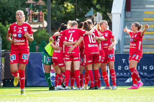 Linköpings Yuka Momiki jublar med lagkamrater