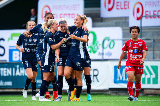 FC Rosengårds Olivia Holdt jublar med lagkamrater och