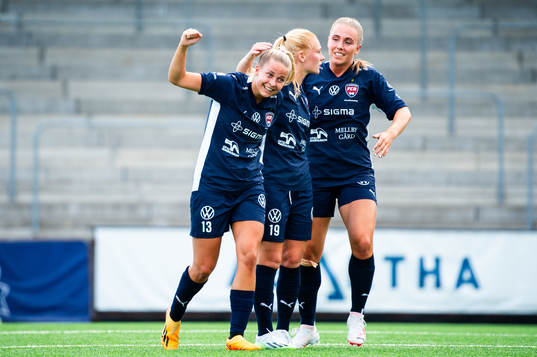 FC Rosengårds Olivia Holdt jublar med lagkamrater