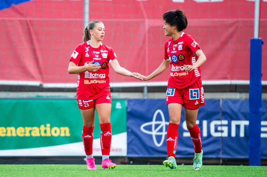 Linköpings Cornelia Kapocs och Saori Takarada  jublar