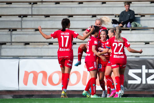 Linköpings Michelle De Jongh jublar med lagkamrater