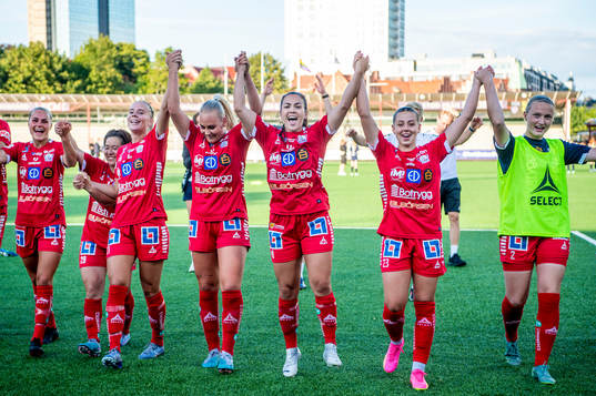 Linköpings Michelle De Jongh jublar med lagkamraterna