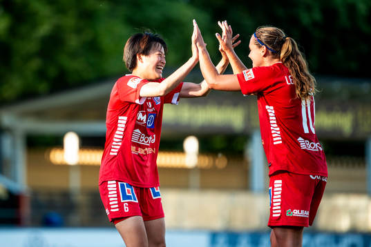 Linköpings Saori Takarada och Emma Lennartsson jublar