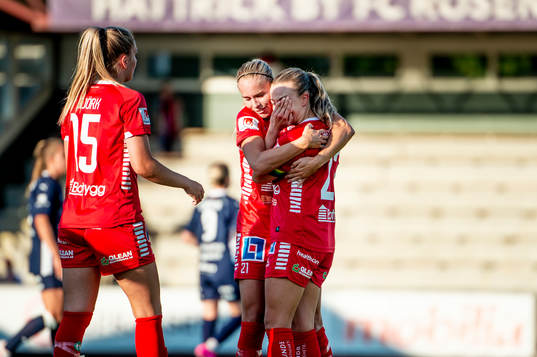 Linköpings Stina Lennartsson och Olga Ahtinen gråter av