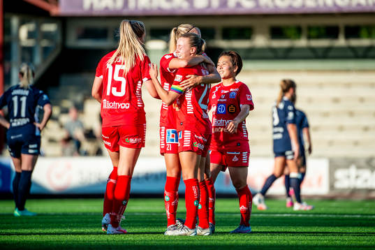 Linköpings Stina Lennartsson och Olga Ahtinen gråter av