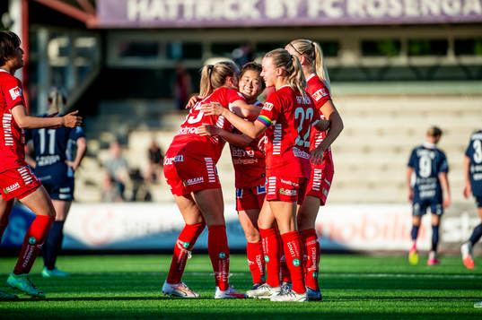 Linköpings Yuka Momiki jublar med lagkamraterna