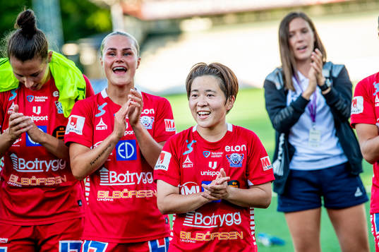Linköpings Yuka Momiki jublar med lagkamraterna