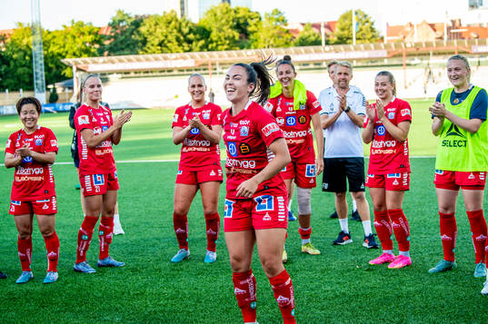 Linköpings Michelle De Jongh jublar med lagkamraterna
