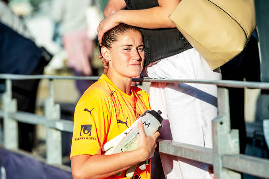 FC Rosengårds målvakt Teagan Micah tröstas