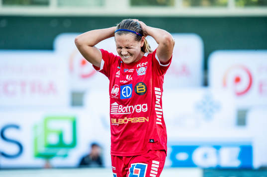 Linköpings Emma Lennartsson grinar illa