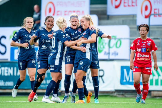 FC Rosengårds Olivia Holdt gör 1-1 och jublar