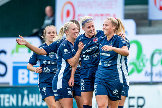 FC Rosengårds Olivia Holdt gör 1-1 och jublar