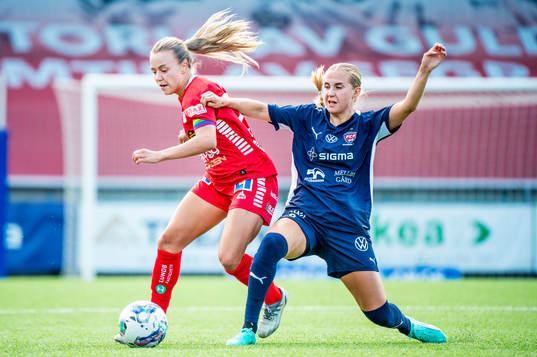 Linköpings Olga Ahtinen mot FC Rosengårds Ria Noora