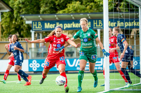 Linköpings Emma Lennartsson och målvakt Cajsa Andersson