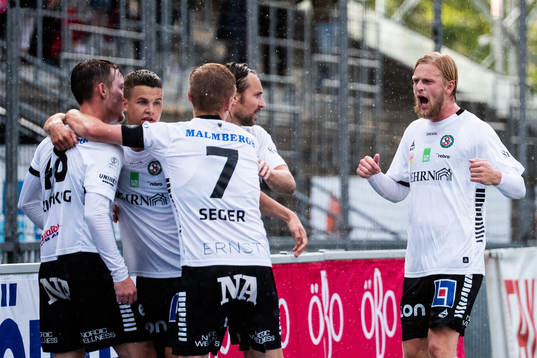 Örebros Kalle Holmberg jublar