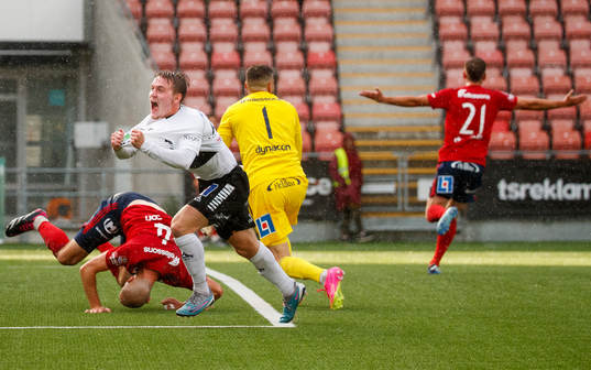 Örebros Noel Milleskog jublar vid 1-1 och Östers