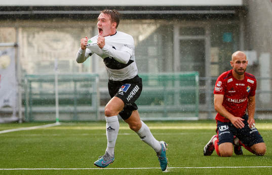Örebros Noel Milleskog jublar vid 1-1 och Östers