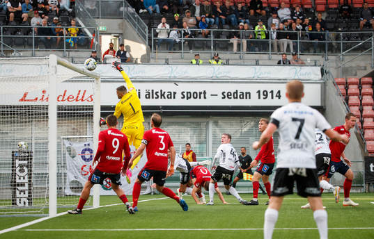 Skott i ribban bakom Östers målvakt Miloje Prekovic