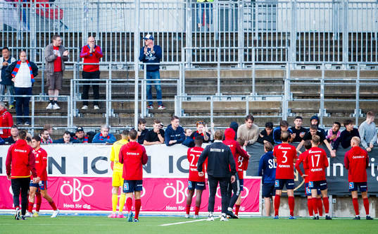 Östers spelare tackar publiken