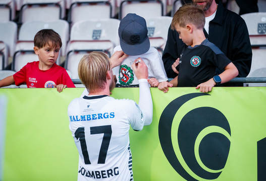 Örebros Kalle Holmberg skriver autografer