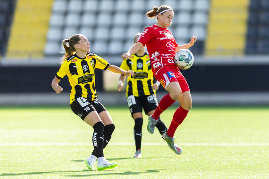 Häckens Elin Rubensson och Örebros Heidi Kollanen